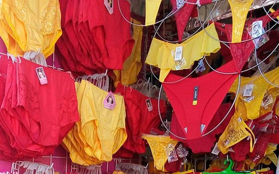 Escasez de gancho redondo para lencería de año nuevo genera crisis en  Puebla día de los santos inocentes broma dia de los inocentes comercio moda  - El Sol de Puebla | Noticias