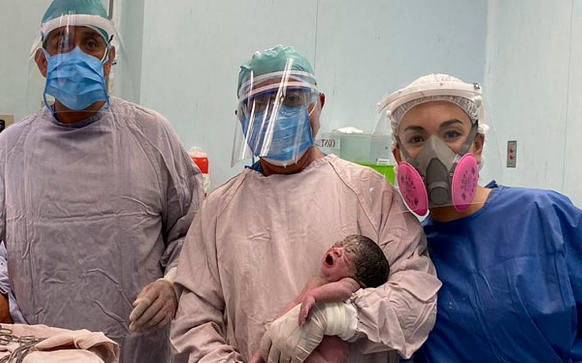 Secretaría de Salud de Guanajuato - Arturo, el bebé recién nacido, ve  fijamente a su mamá Ana Paula. Ellos se conocieron en el Hospital General  de San José Iturbide y están ansiosos
