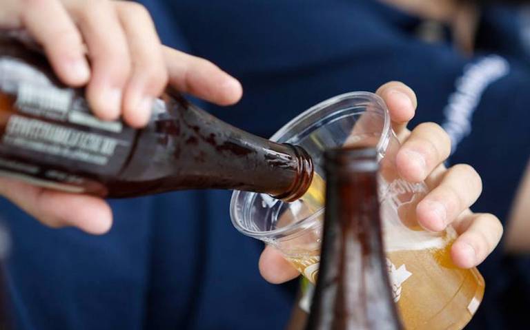 Mujer prepara michelada a bordo de un microbús y se hace viral [Video] - El  Sol de Puebla