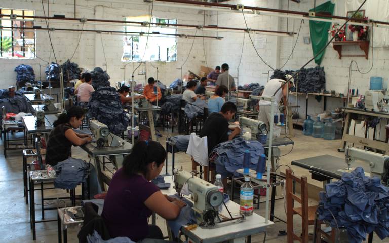 Máquina De Coser Profesional En Una Fábrica Imagen de archivo