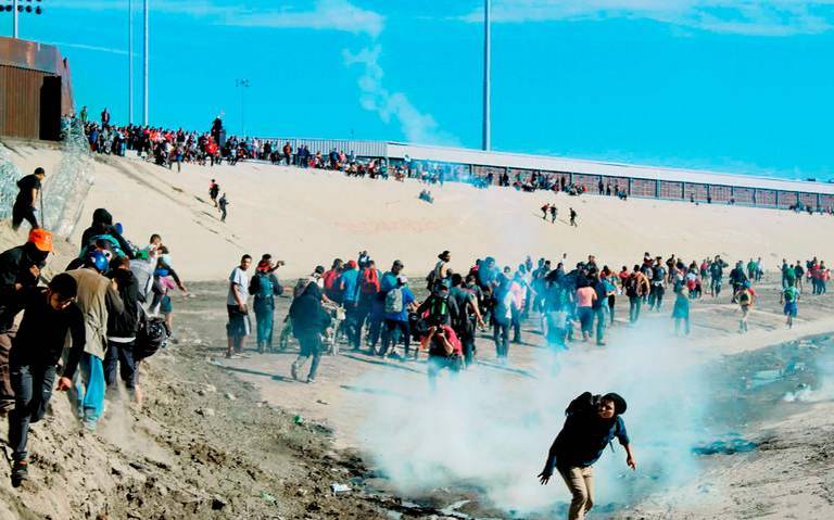 Intentan migrantes cruce masivo a EU caravana migrante tijuana eua