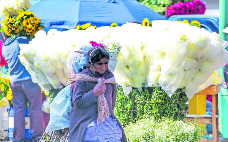 Rematan su producto vendedores de flores ante bajas ventas Cempasúchil  Puebla Día de Muertos economia finanzas Terciopelo Crisantemos Nube Moco de  pavo Central de Abasto Mercados Dulces de chocolate Hojaldras Incienso  Pandemia