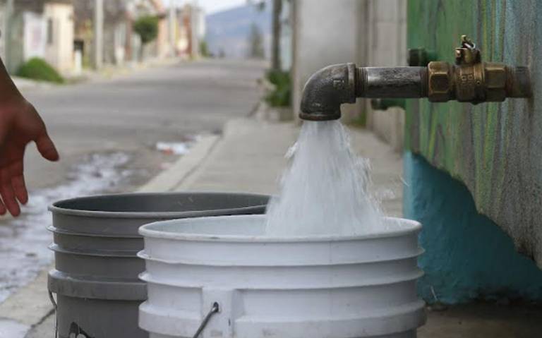 Mujer prepara michelada a bordo de un microbús y se hace viral [Video] - El  Sol de Puebla